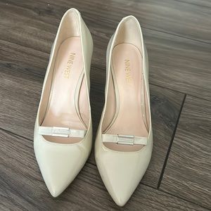 Nine West beige patent leather heels